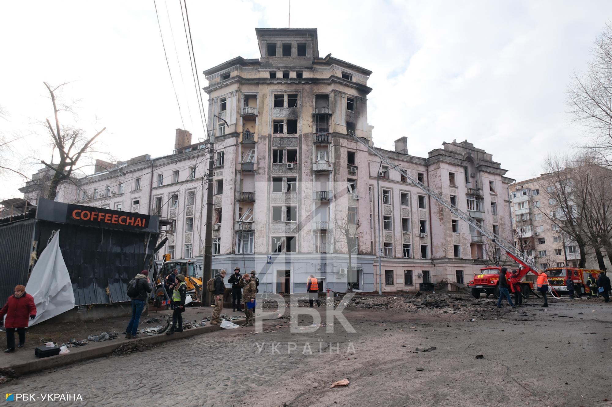 Неразорванный снаряд, выбитые окна и глубокая воронка. Последствия атаки на Киев в фото